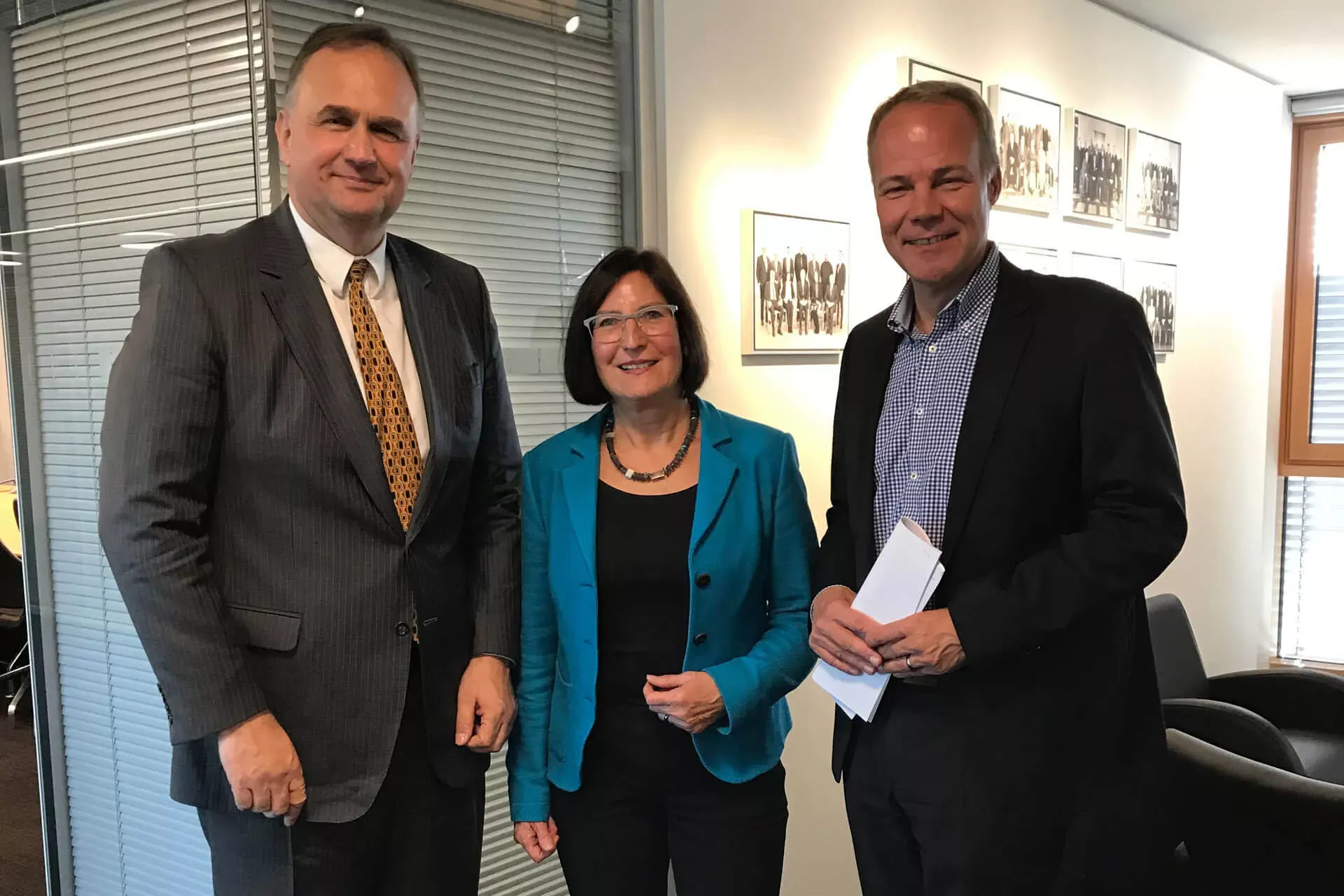 von links: Jan Miede, Geschäftsführer der Deutschen Rentenversicherung Braunschweig-Hannover, die Vorstandsvorsitzende Helga Schwitzer und der Bundestagsabgeordnete Dr. Matthias Miersch