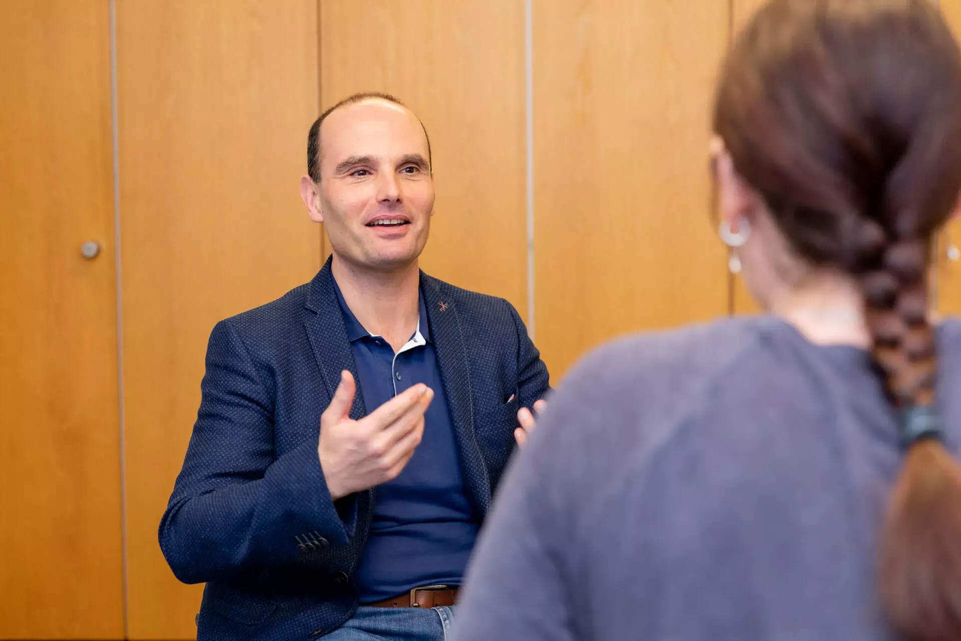 Bärbel S. im Gespräch mit Dr. Thomas Kirchmeier, Chefarzt für Psychoso-matische Medizin und Psychotherapie der Höhenklinik Bischofsgrün