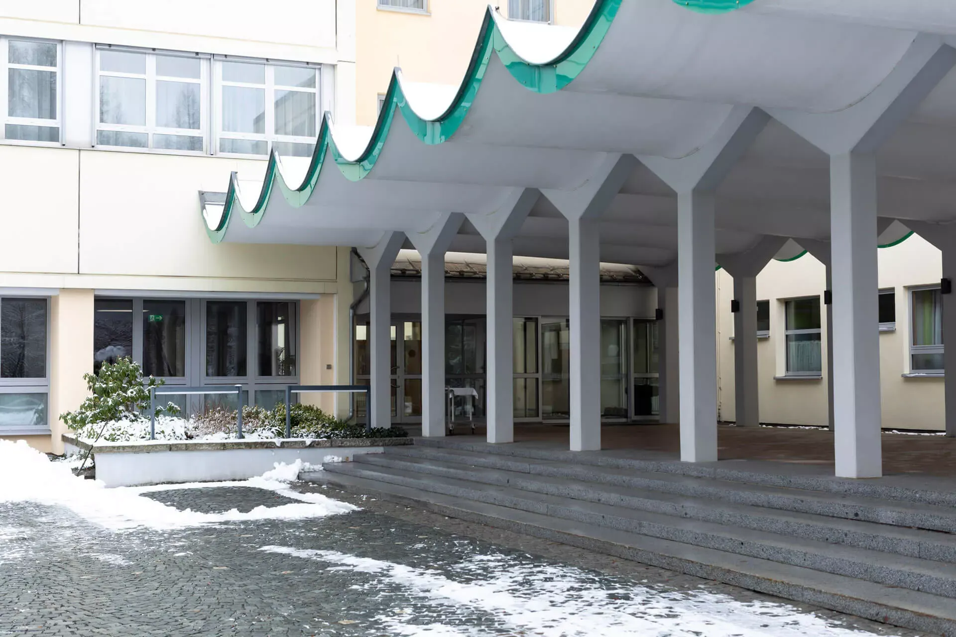 Eingangsbereich der Höhenklinik Bischofsgrün, einer Reha-Einrichtung der DRV Nordbayern.