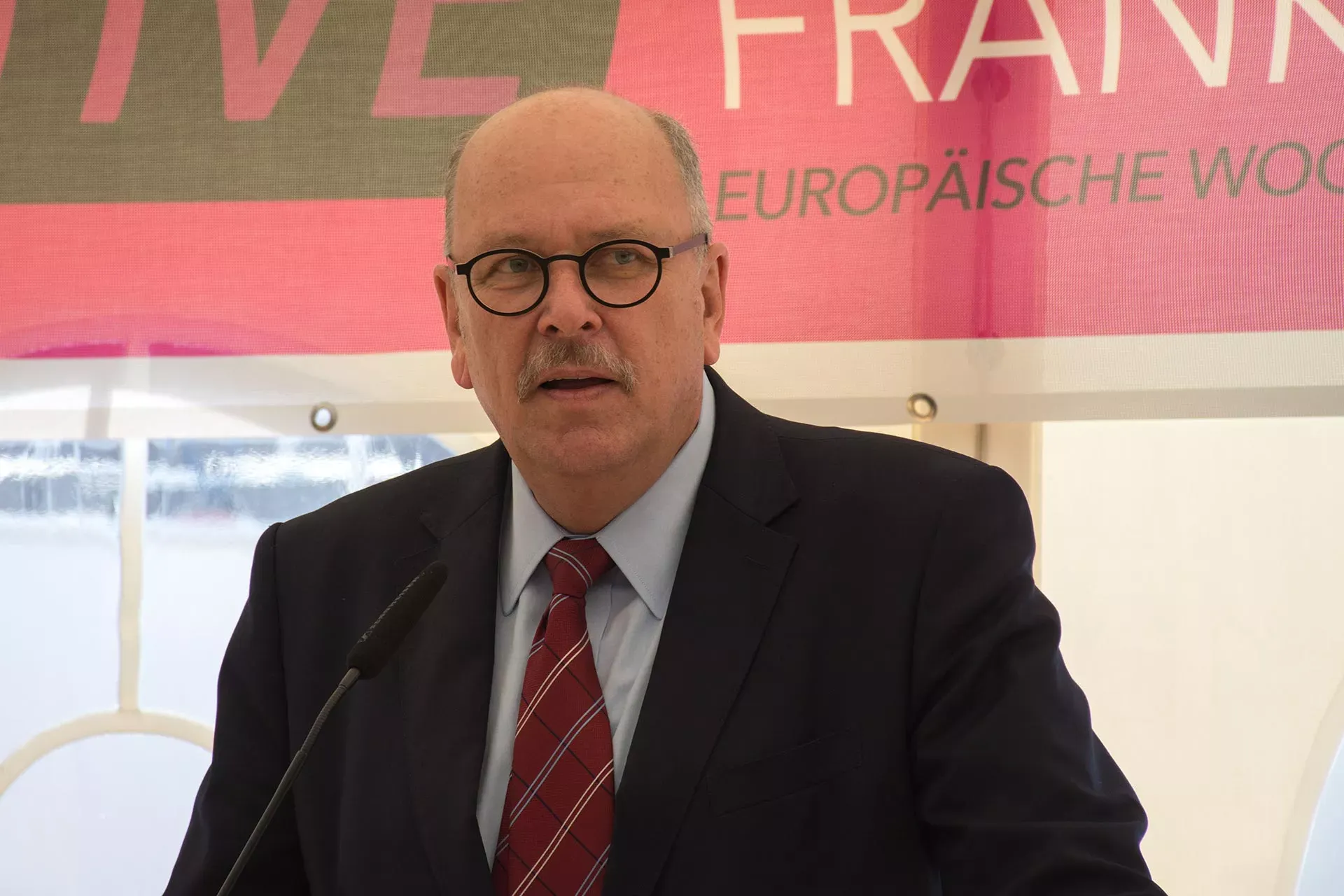 Hessen Sozialminister Stefan Grüttner spricht bei der Europäischen Woche des Sports in Frankfurt.