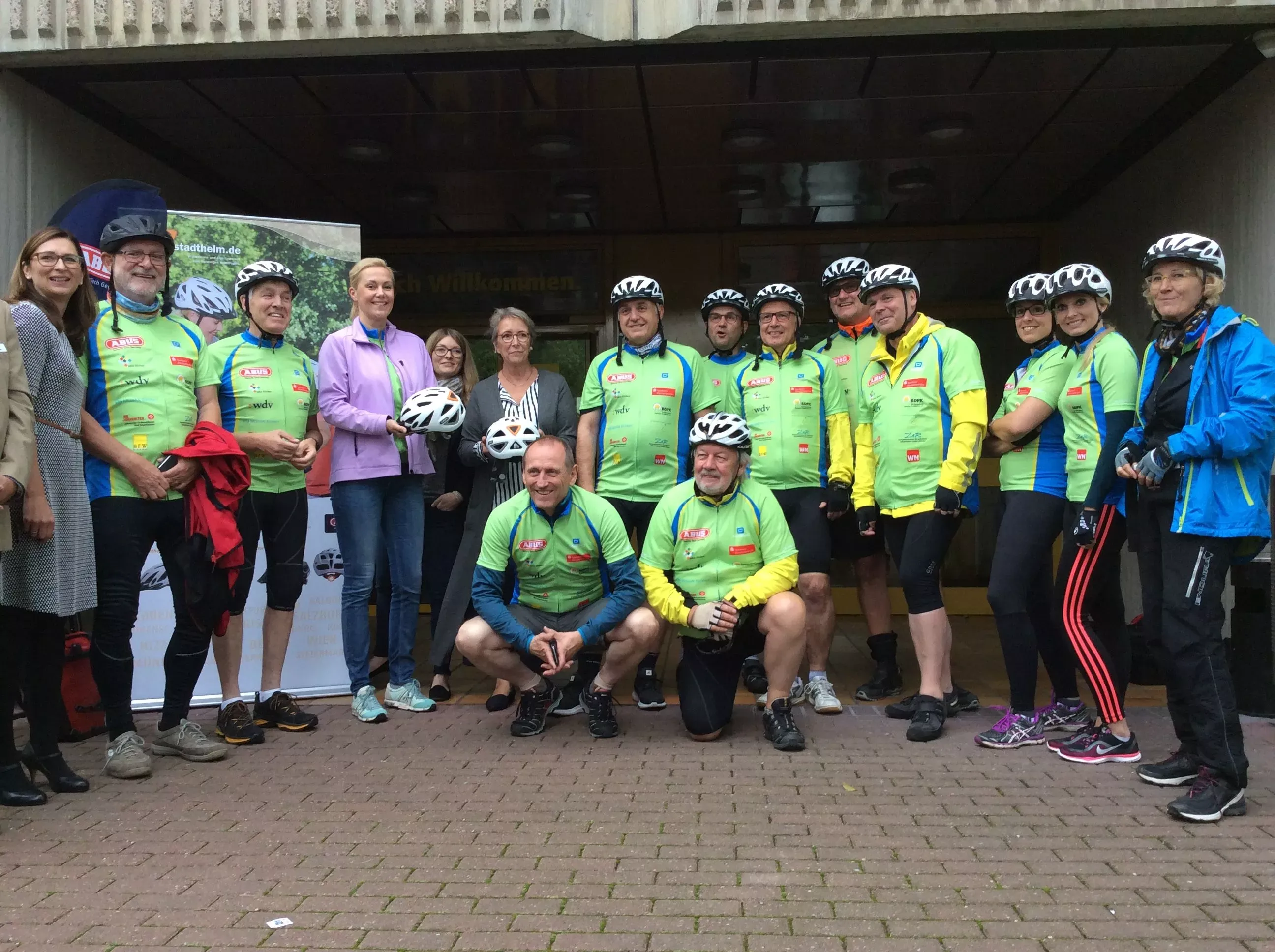 Teilnehmer der Fahrradtour der DRV Westfalen 2017 stehen am Starttag der Tour vor dem Berufsförderungswerk in Düren. Foto: Dr. Michael Krause