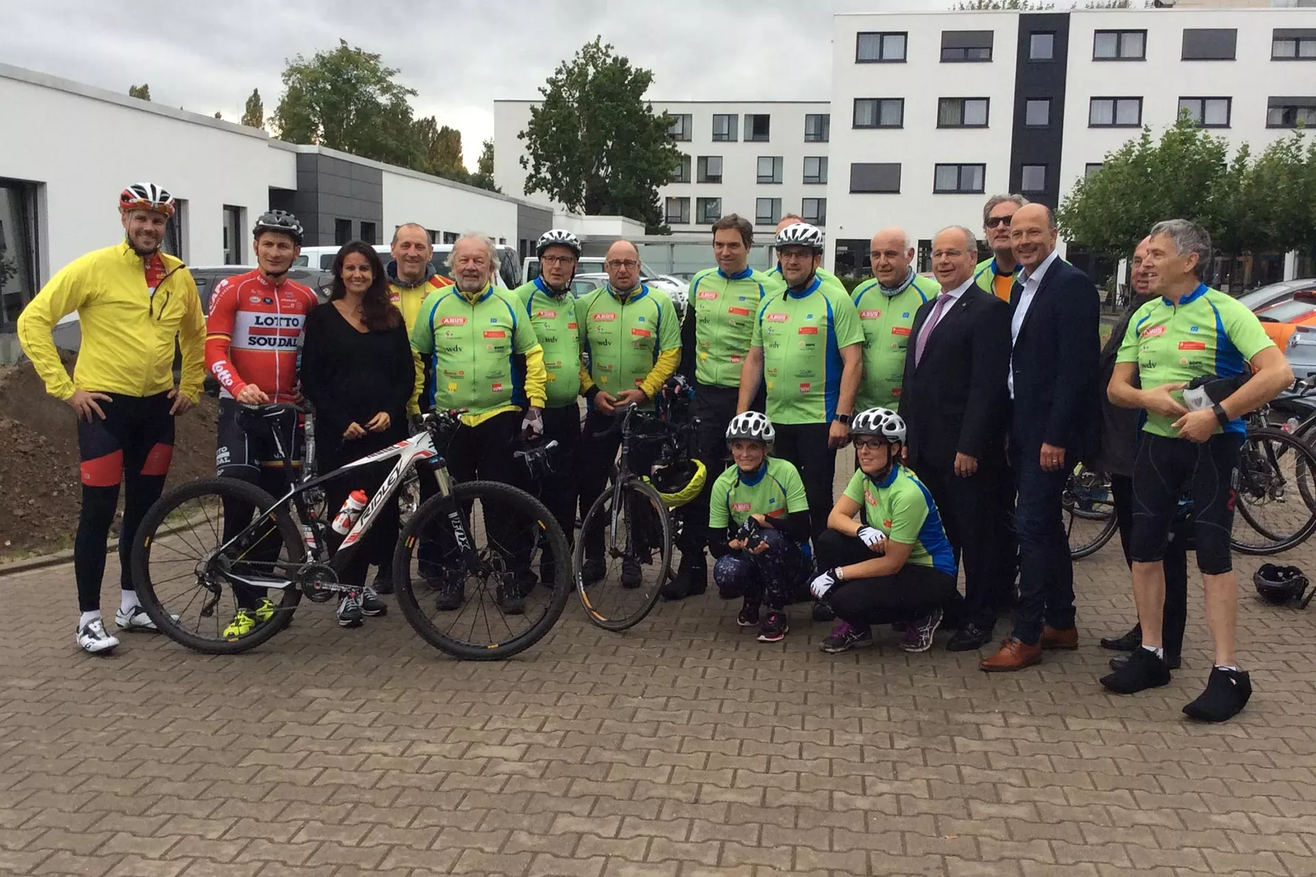 Teilnehmerinnen und Teilnehmer der Reha-Radtour 2017 in Fahrradkleidung bei der Ankunft in Düren. Foto: Dr. Michael Krause
