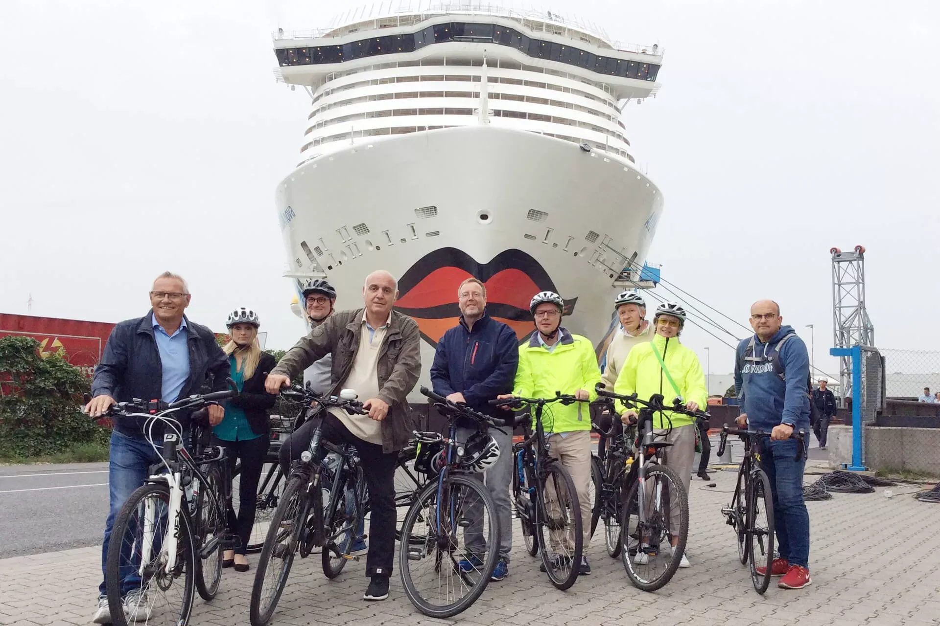 Teilnehmer der Reha-Tour 2018 vor dem Kreuzfahrtschiff AIDA.